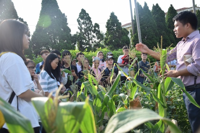 Sinh viên năm nhất Công nghệ sinh học chất lượng cao hào hứng trải nghiệm ngoại khóa